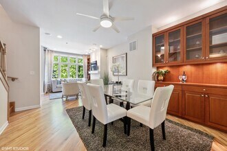 321 E 17th St in Chicago, IL - Building Photo - Building Photo