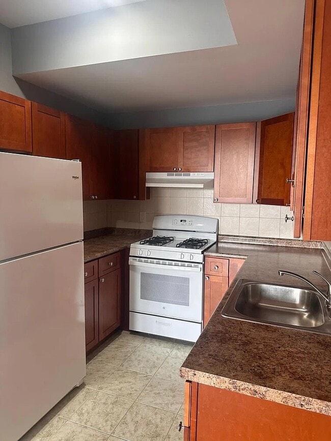 231 Dayton Ave, Unit 7 in Clifton, NJ - Foto de edificio - Building Photo