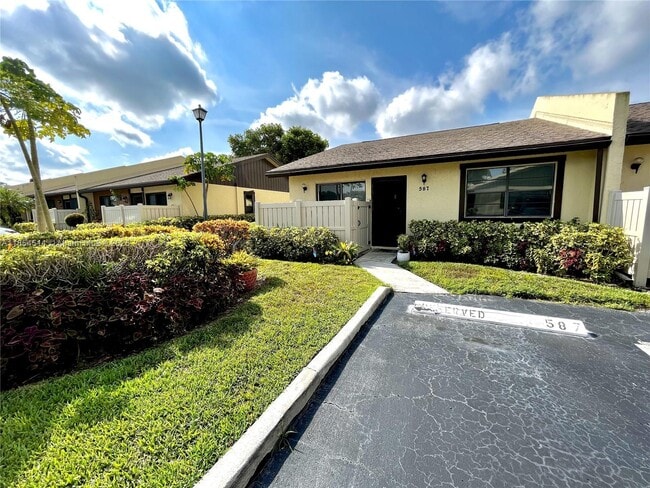 587 Banks Rd in Margate, FL - Building Photo - Building Photo