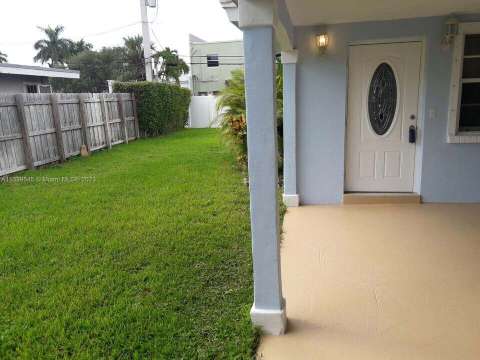 258 Neptune Ave-Unit -N in Lauderdale-by-the-Sea, FL - Building Photo