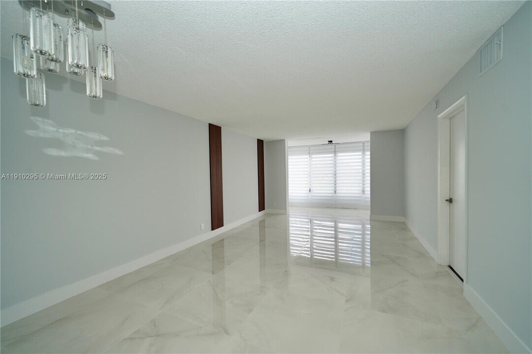 2551 Aragon Blvd in Sunrise, FL - Building Photo