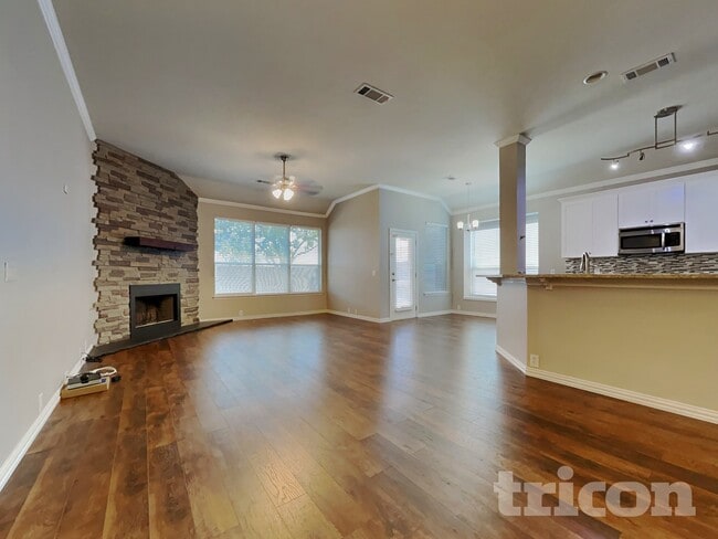 2748 Cedar Ridge Ln in Fort Worth, TX - Foto de edificio - Building Photo