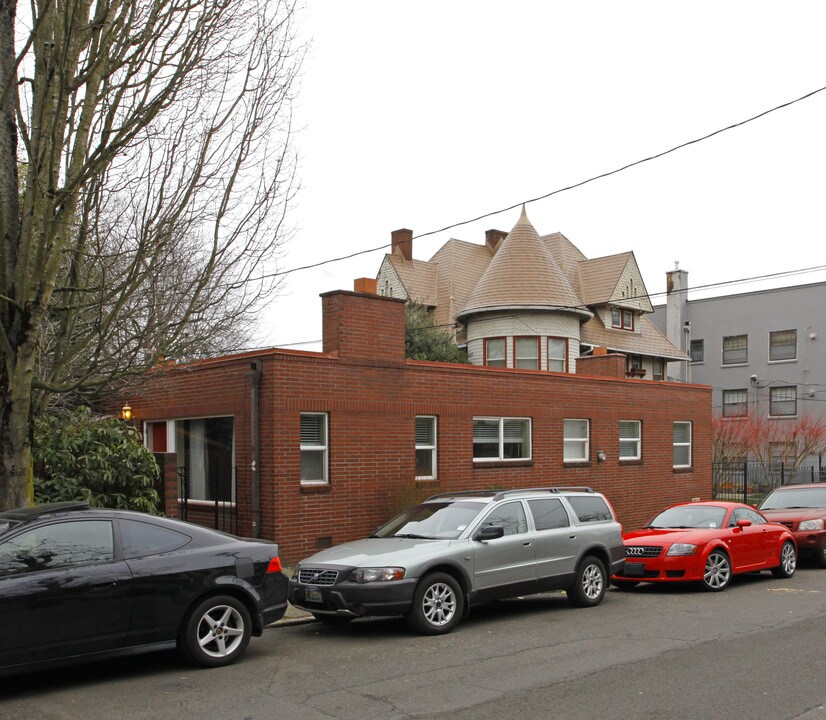 Pardue Court in Portland, OR - Building Photo