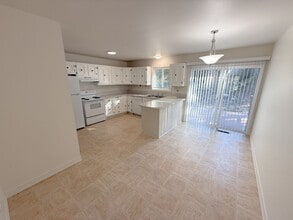 1723 Dawn Dr in Klamath Falls, OR - Building Photo - Building Photo