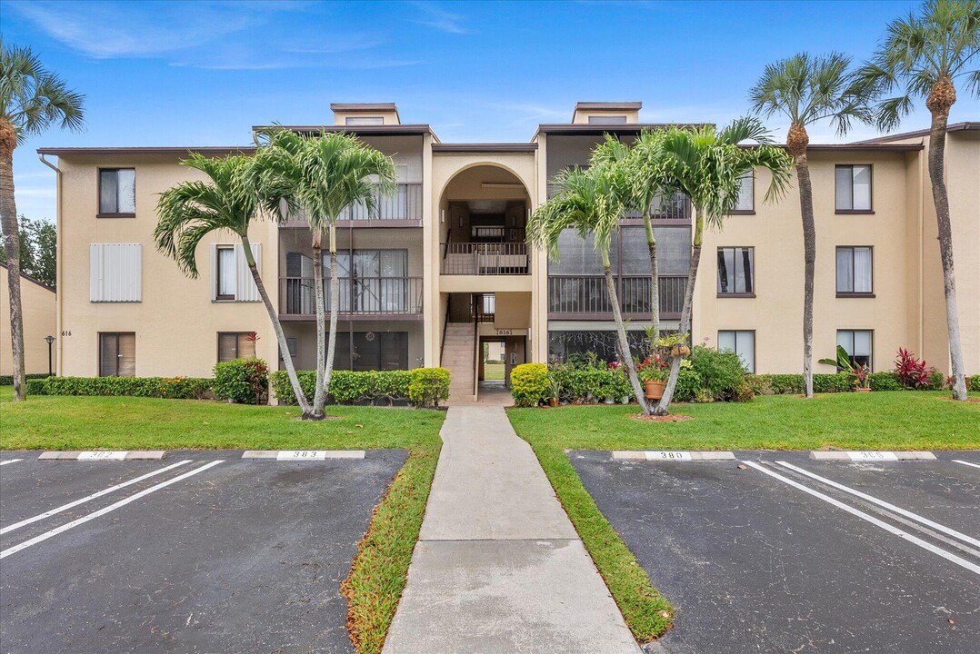 616 Sea Pine Way in Greenacres, FL - Building Photo