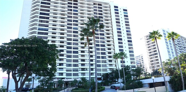 2500 Parkview Dr in Hallandale Beach, FL - Building Photo - Building Photo