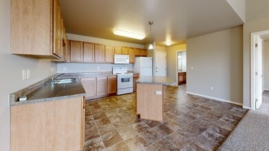 Custer Crossing & Ravenwood Apartments in Dickinson, ND - Foto de edificio - Building Photo