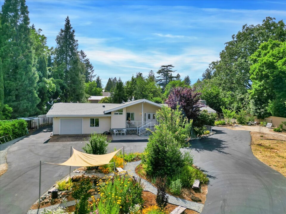 10936 Canyon View Dr in Grass Valley, CA - Building Photo