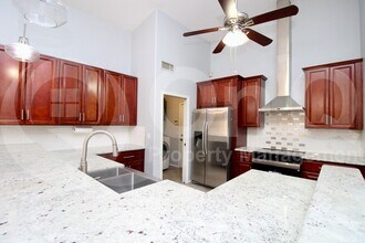 511 E Pinto Dr in Gilbert, AZ - Foto de edificio - Building Photo