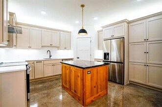 108 Cardinal Wds in Granbury, TX - Foto de edificio - Building Photo