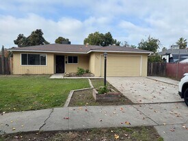 1661 Juneau Ct in Merced, CA - Building Photo