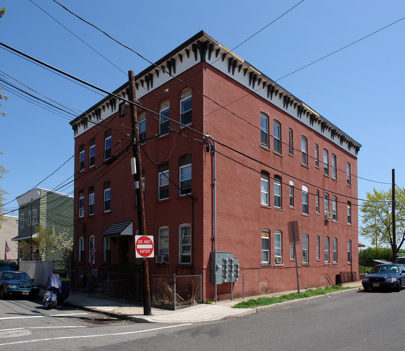 2-4 Meadow St in Bayonne, NJ - Foto de edificio