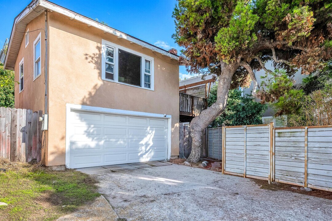 204 S Guadalupe Ave in Redondo Beach, CA - Building Photo