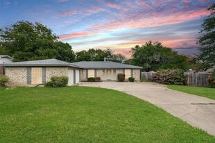 9704 Leland Ln in Benbrook, TX - Building Photo