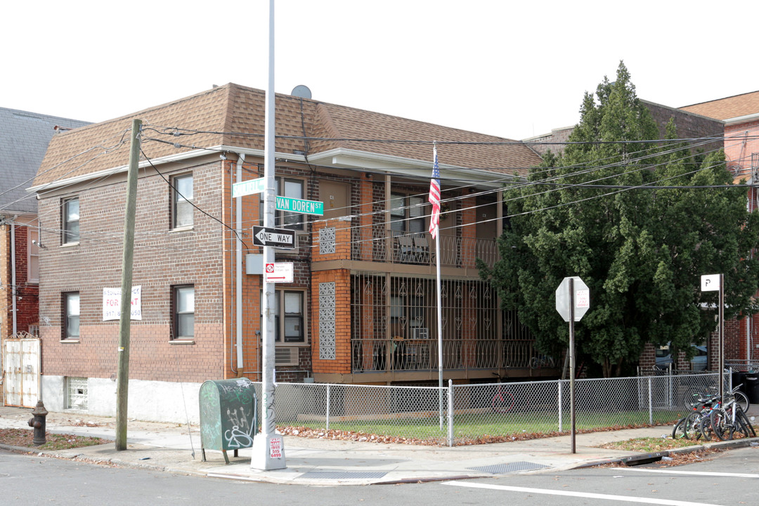 57-62 Van Doren St in Corona, NY - Foto de edificio