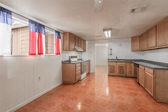 1417 23rd St in Huntsville, TX - Foto de edificio - Building Photo