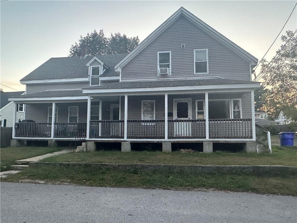 62 East St in West Warwick, RI - Building Photo
