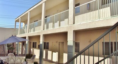 Garden Court Apartments in Las Vegas, NV - Building Photo - Building Photo