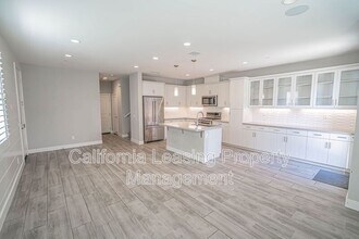 28602 Jardineras Dr in Valencia, CA - Building Photo - Building Photo