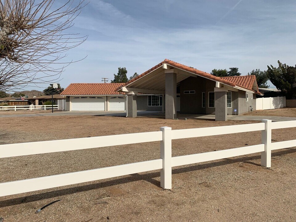 14167 Cronese Rd in Apple Valley, CA - Building Photo