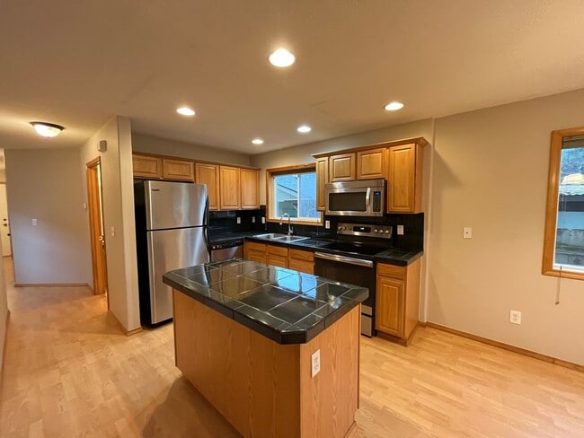 6046 SE Malden St in Portland, OR - Building Photo - Building Photo