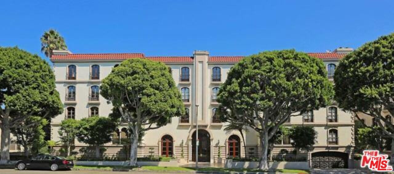 9233 Burton Way in Beverly Hills, CA - Building Photo