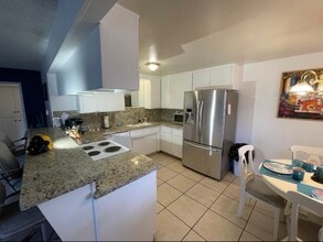 5908 Stockdale Hwy in Bakersfield, CA - Building Photo - Building Photo