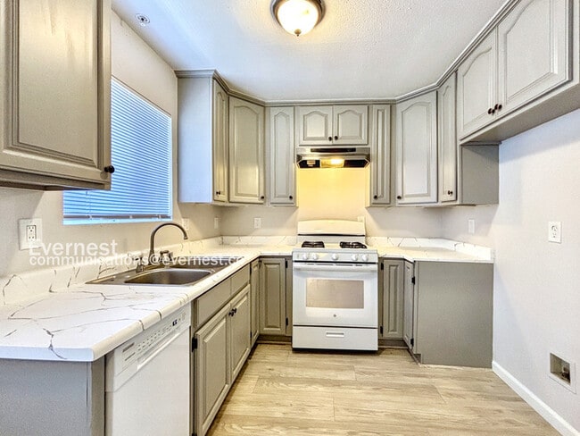 522 Serrano Ave in Los Angeles, CA - Building Photo - Building Photo