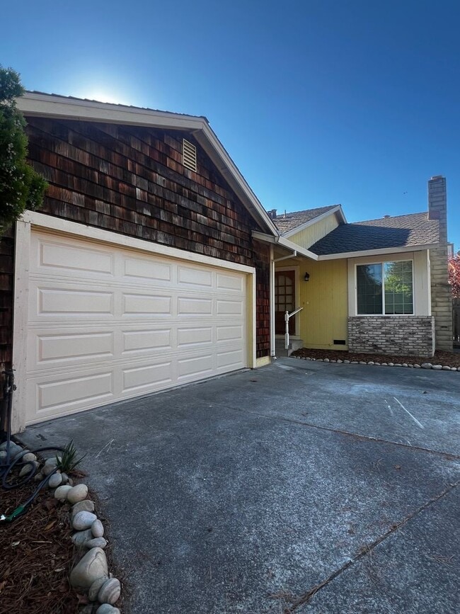 632 Draco Dr in Petaluma, CA - Building Photo - Building Photo