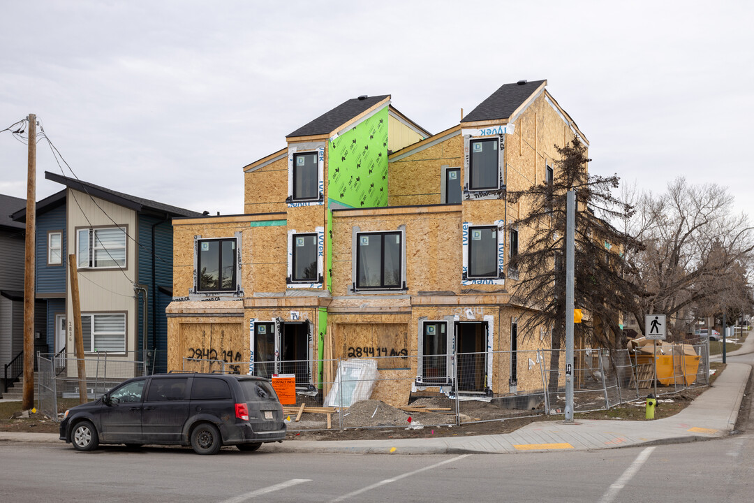 2840 14 Av SE in Calgary, AB - Building Photo