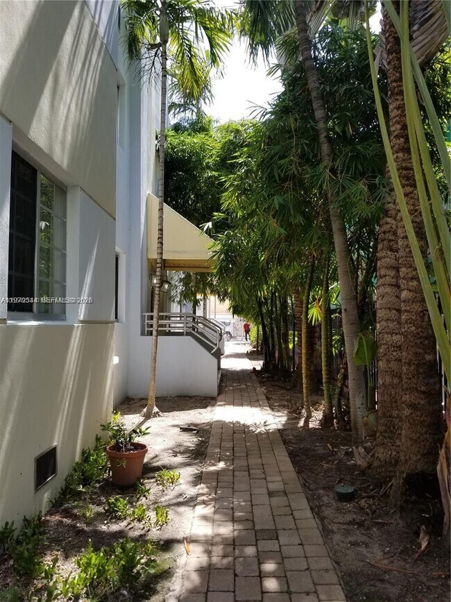 1045 Meridian Ave in Miami Beach, FL - Building Photo - Building Photo