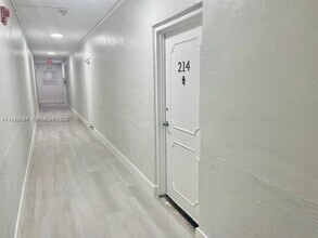 17560 Atlantic Blvd in Sunny Isles Beach, FL - Foto de edificio - Building Photo