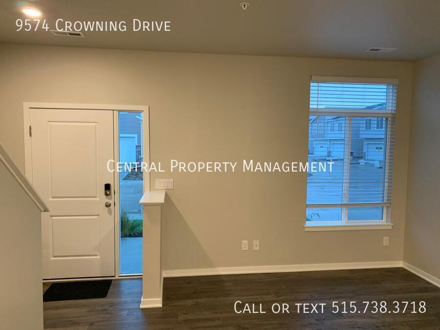 9574 Crowning Dr in West Des Moines, IA - Foto de edificio