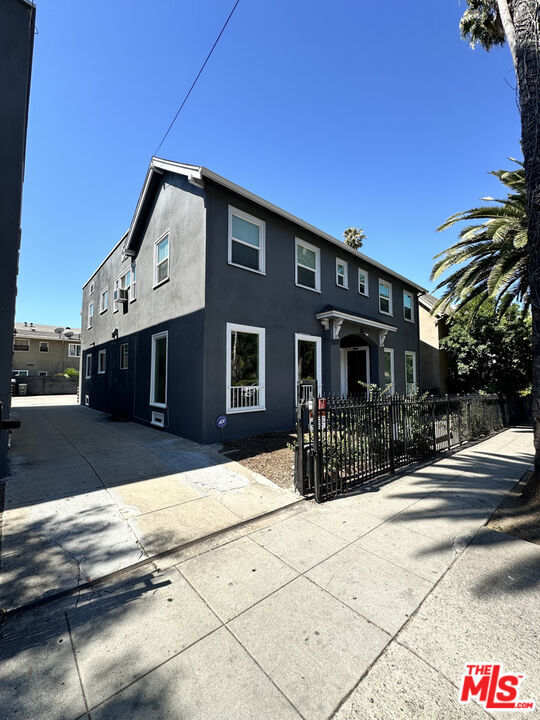 5528 Franklin Ave in Los Angeles, CA - Building Photo - Building Photo