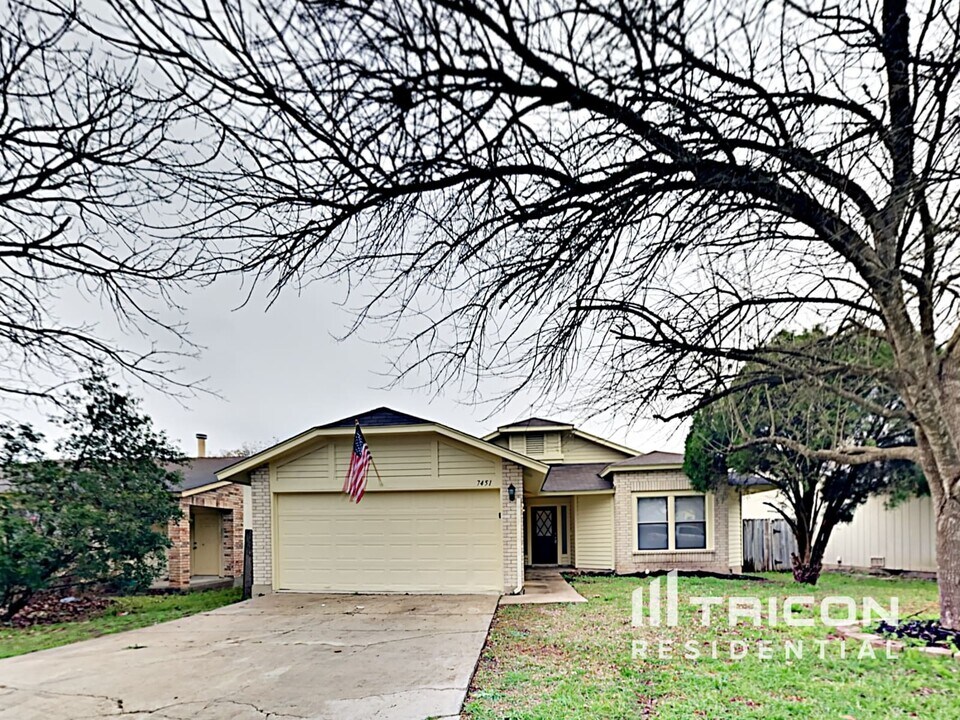 7439 Longing Trail in San Antonio, TX - Building Photo