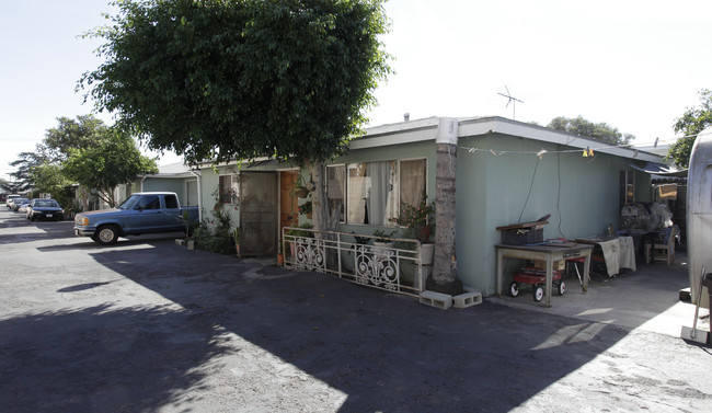 8651-8661 Walker St in Cypress, CA - Foto de edificio - Building Photo