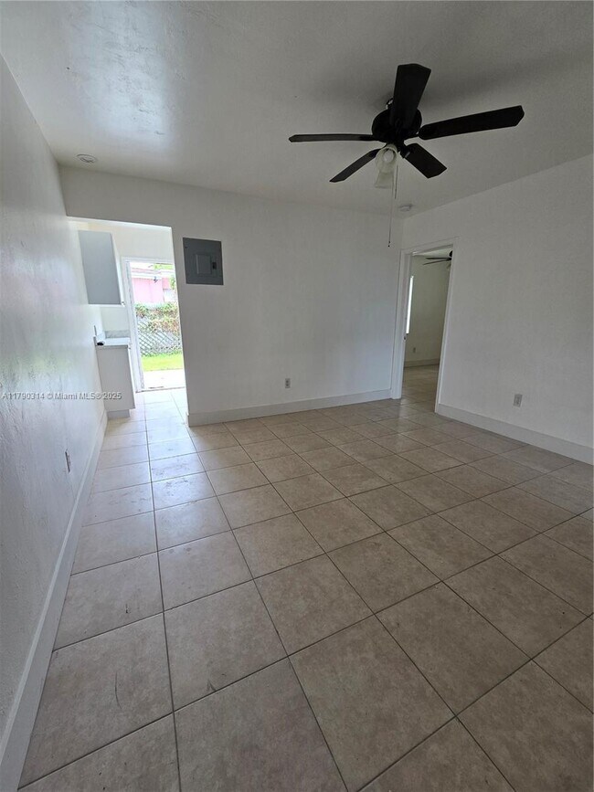 724 SW 7th Terrace in Hallandale Beach, FL - Building Photo - Building Photo