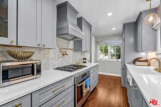 11918 Darlington Ave in Los Angeles, CA - Building Photo - Building Photo