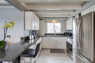 2612 Bayside Ln in San Diego, CA - Building Photo - Building Photo