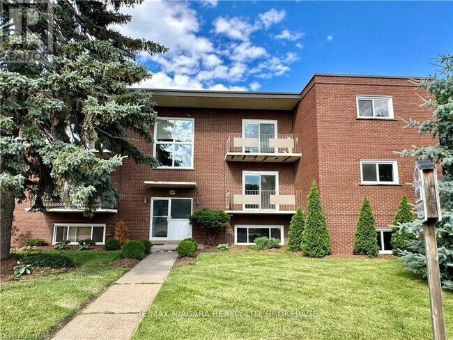 286 Vine St in St Catharines, ON - Building Photo - Building Photo