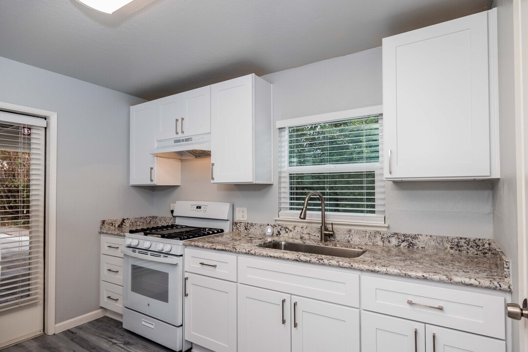 230 Queens Way - 55+ Community in Pittsburg, CA - Building Photo