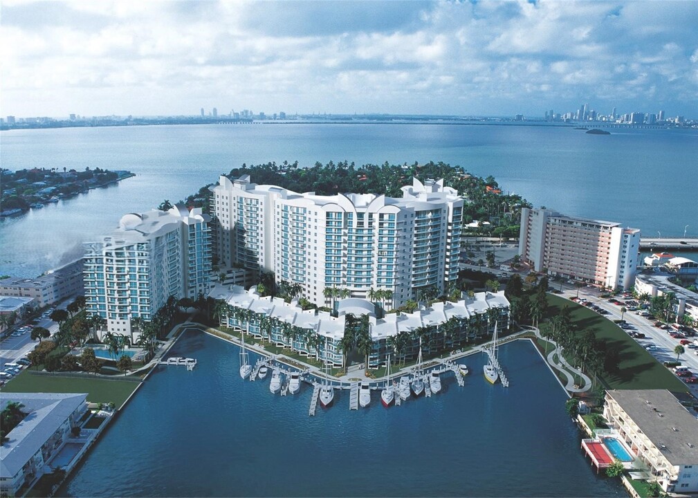 7900 Harbor Island Dr, Unit 1404 in North Bay Village, FL - Building Photo