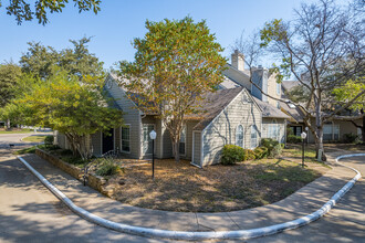 Hidden Oaks Townhomes in Irving, TX - Building Photo - Building Photo