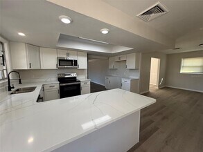 722 W Russell Dr in Plant City, FL - Building Photo - Building Photo