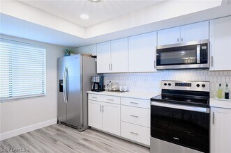 586 Beachwalk Cir in Naples, FL - Building Photo - Building Photo