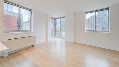 400 W 37th St in New York, NY - Building Photo - Building Photo