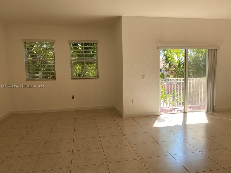 210 NW 109th Ave in Miami, FL - Foto de edificio