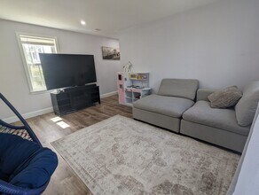 58 Hartford St in Natick, MA - Building Photo - Building Photo