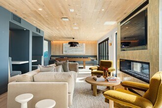 Monroe in San Diego, CA - Foto de edificio - Building Photo