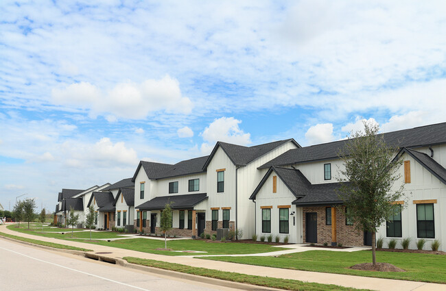 Charleston Mills Luxury Townhomes in College Station, TX - Building Photo - Building Photo